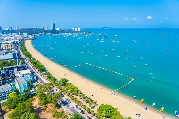 Pemandangan dramatis Pantai Pattaya dengan langit biru cerah dan air laut yang jernih