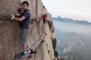 Huashan Plank Walk: Jalur Kecil di Tebing Curam, Berani Coba?