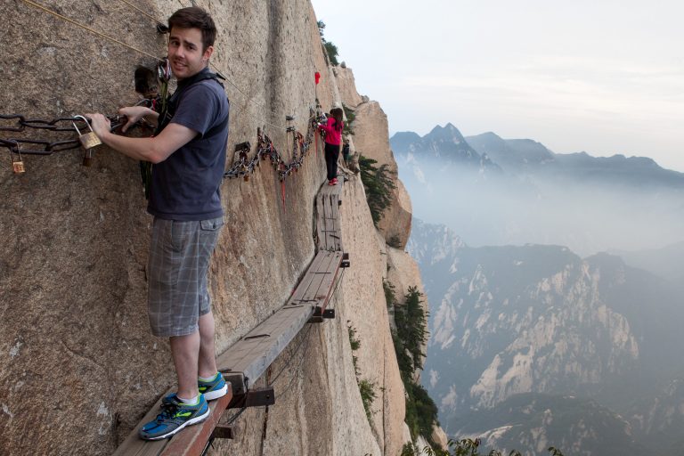 Huashan Plank Walk: Jalur Kecil di Tebing Curam, Berani Coba?