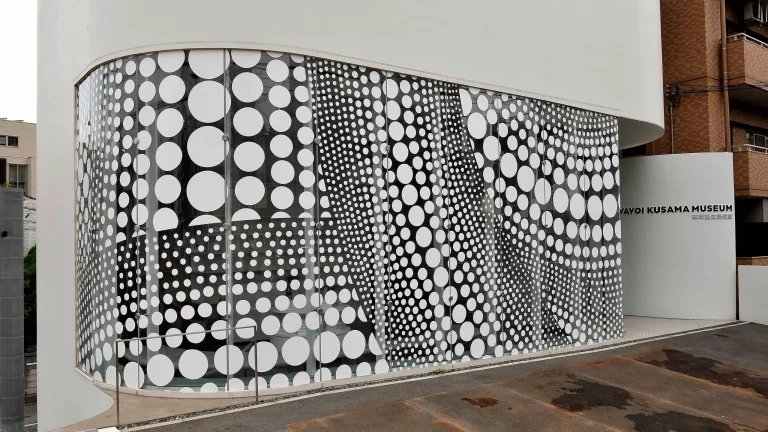 Museum Yayoi Kusama: Dunia Imajinatif dalam Titik dan Cermin
