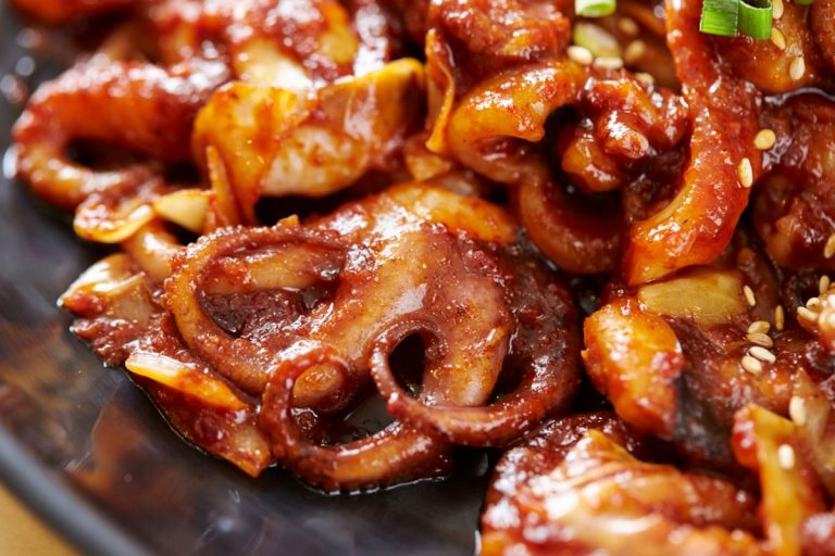 Bayi Gurita Panggang: Kuliner Eksotis dan Kontroversi Nurani