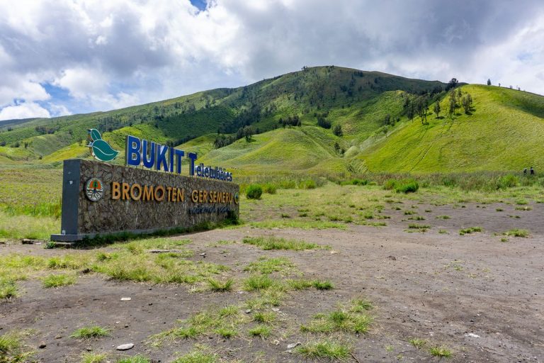 Bukit Teletubbies: Menyelami Keindahan Lembut di Pelukan Alam