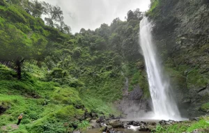 Curug Cimahi Bandung: Air Terjun Pelangi di Malam Hari