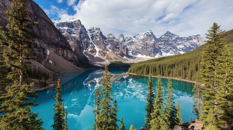Danau Moraine: Danau Biru Berlatar Pegunungan Dingdongtogel