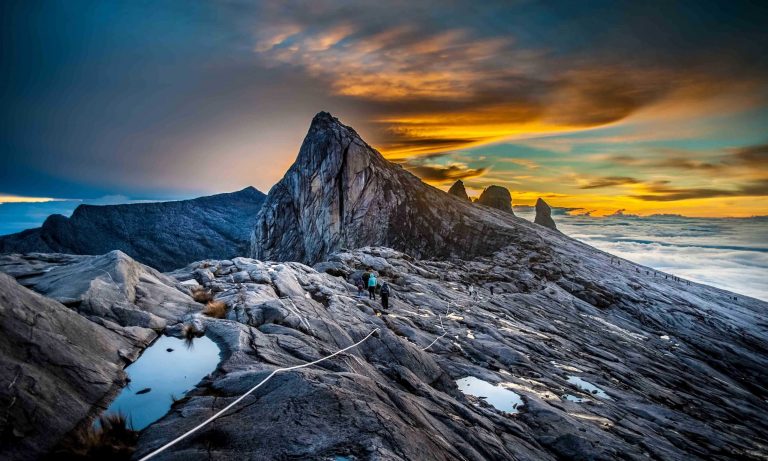 Mount Kinabalu: Perjalanan Spiritual dan Fisik Menuju Puncak Tertinggi Borneo