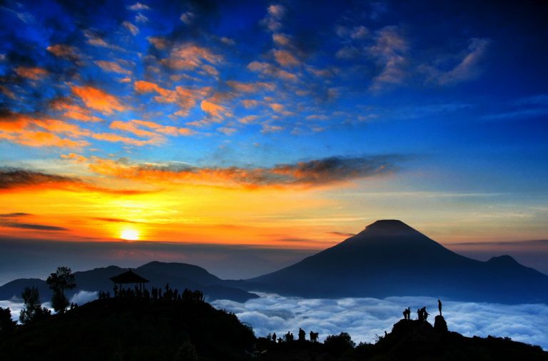 Bukit Sikunir, Nikmati Golden Sunrise Dieng Bersama Jonitogel