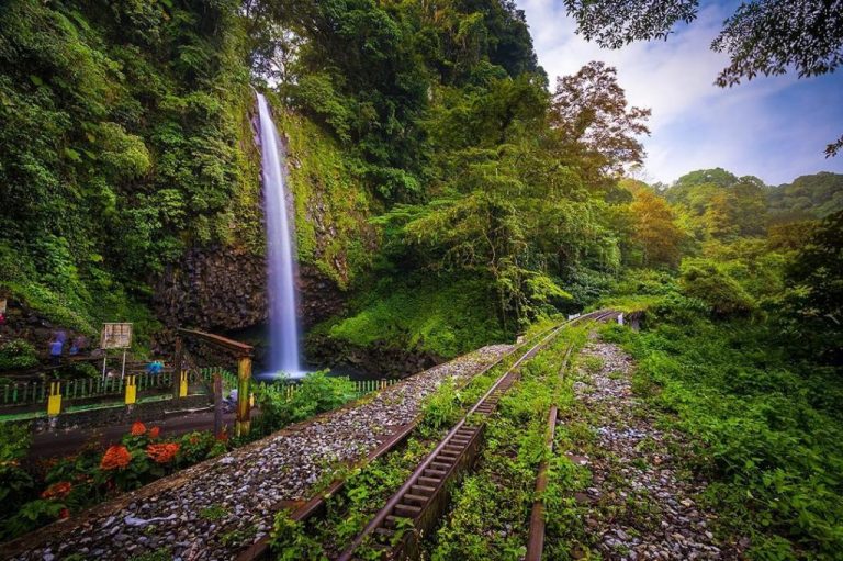 Lembah Anai: Pesona Alam di Pinggir Jalan
