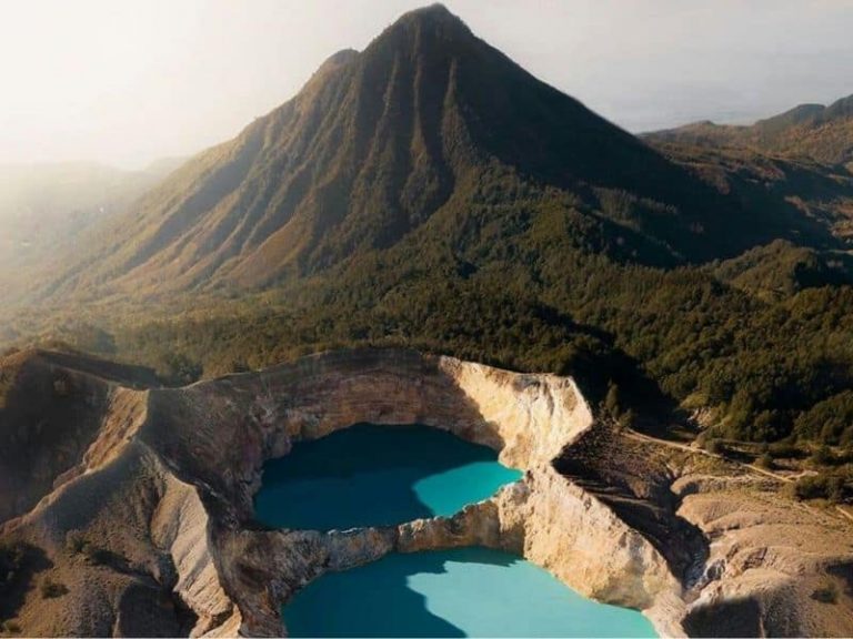 Danau Kelimutu: Keajaiban Warna Alam di Flores!