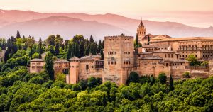 Alhambra de Granada: Permata Arsitektur di Tengah Pegunungan Andalusia