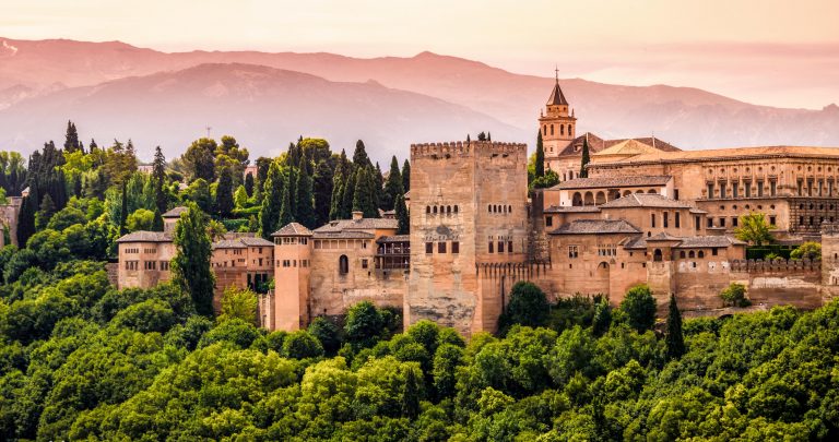 Alhambra de Granada: Permata Arsitektur di Tengah Pegunungan Andalusia