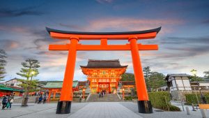 Misteri dan Keindahan Kuil Fushimi Inari: Jejak Merah di Kyoto