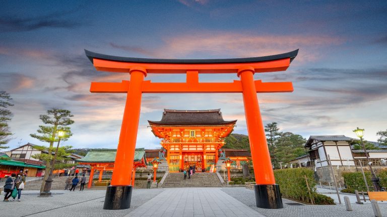 Misteri dan Keindahan Kuil Fushimi Inari: Jejak Merah di Kyoto