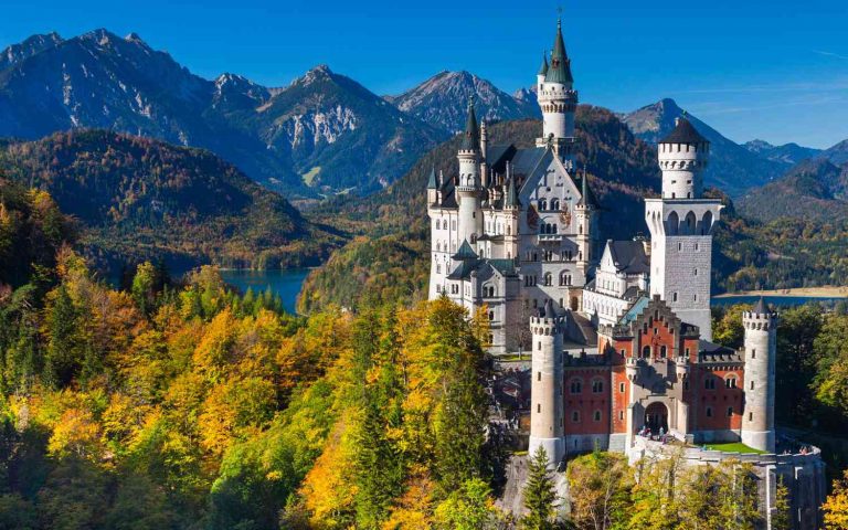 Neuschwanstein Castle: Kastil Dongeng yang Nyata di Tengah
