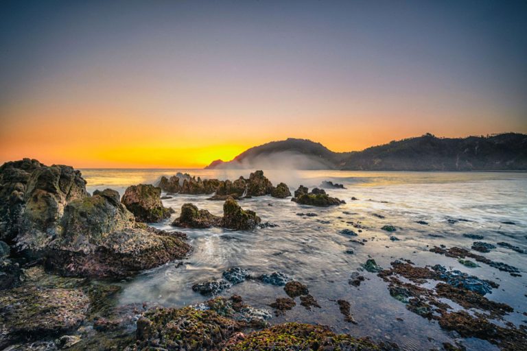 Pantai Wediombo: Surga Tersembunyi di Gunungkidul